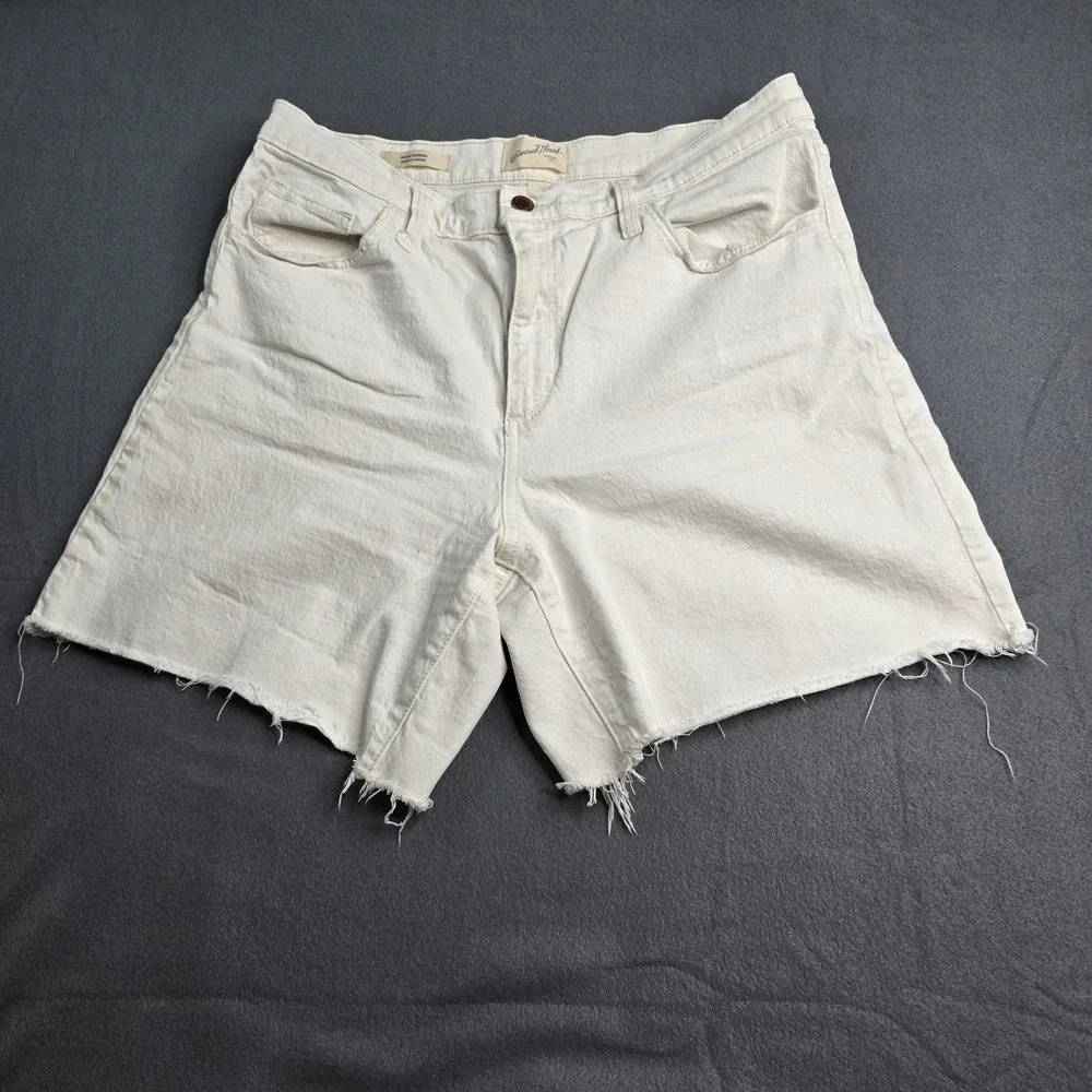 Universal Thread Women's Vintage Bermuda Jean Shorts Size 14 White EUC raw Hem - Picture 3 of 11